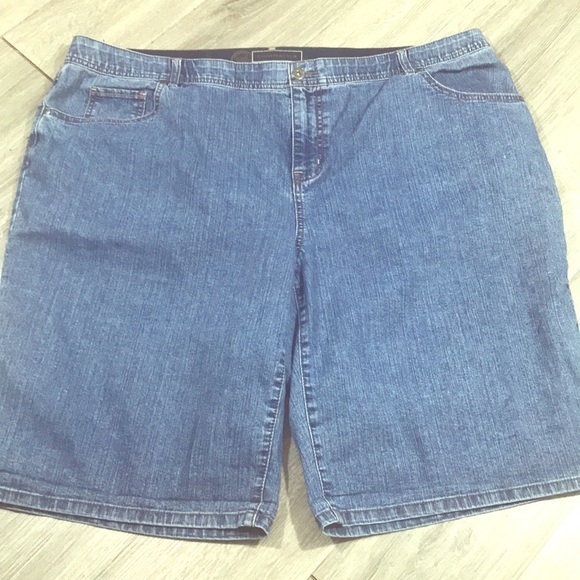 Charter Club Comfort Waist Denim Bermuda Shorts.    Size 22W - Picture 1 of 5
